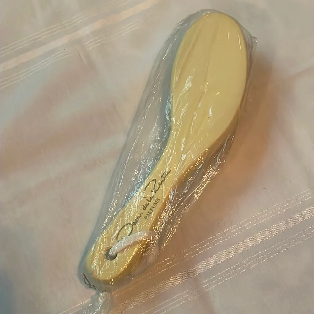 Oscar de la Renta Brush